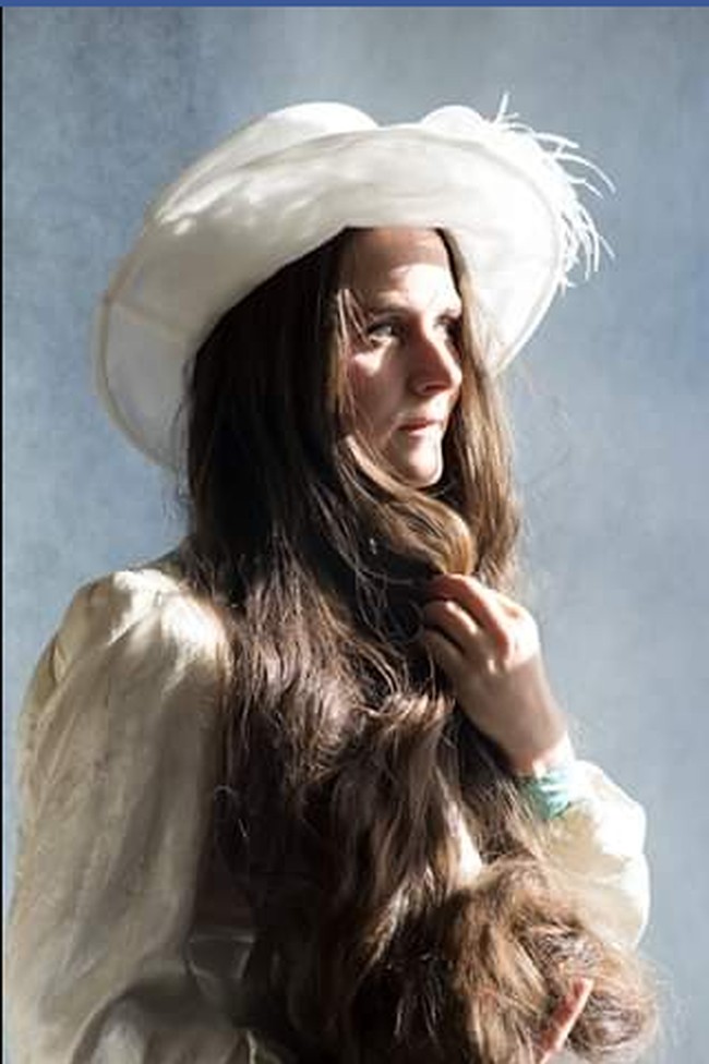 Rambutnya yang mencapai tanah pun menjadi poin menarik ketika Frankie menjalani profesinya sebagai model lukisan. Rambut menciptakan poin fokus di sekeliling tubuh dan ketika aku jadi model gambar, aku seperti punya sesuatu untuk dikenakan ketika tanpa busana, ungkapnya dilansir Barcroft. Foto: Facebook Floor-Length Frankie