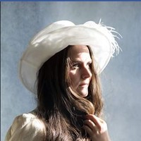 Rambutnya yang mencapai tanah pun menjadi poin menarik ketika Frankie menjalani profesinya sebagai model lukisan. Rambut menciptakan poin fokus di sekeliling tubuh dan ketika aku jadi model gambar, aku seperti punya sesuatu untuk dikenakan ketika tanpa busana, ungkapnya dilansir Barcroft. Foto: Facebook Floor-Length Frankie