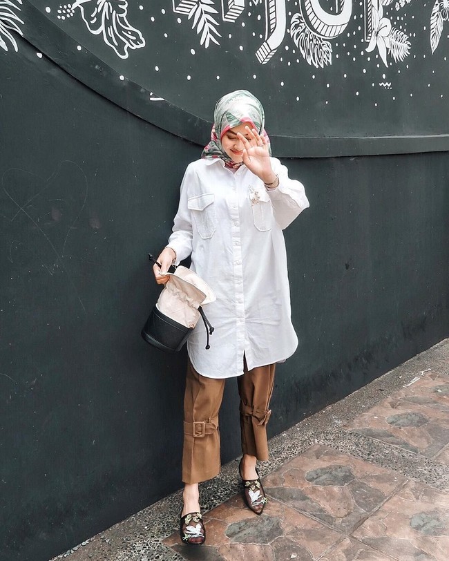 Punya kemeja putih di rumah? Kemeja putih jadi busana multifungsi yang bisa kamu bawa saat liburan. Padukan dengan statement pants seperti Indah Nada Puspita ini.  Foto: Instagram/IndahNadaPuspita