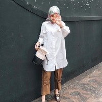 Punya kemeja putih di rumah? Kemeja putih jadi busana multifungsi yang bisa kamu bawa saat liburan. Padukan dengan statement pants seperti Indah Nada Puspita ini.  Foto: Instagram/IndahNadaPuspita