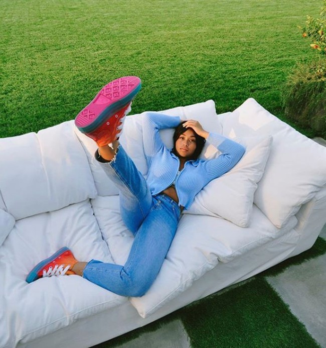 Pamer sepatu convers warna-warninya, ini gaya kaki model Jordyn Woods.  Foto: Instagram