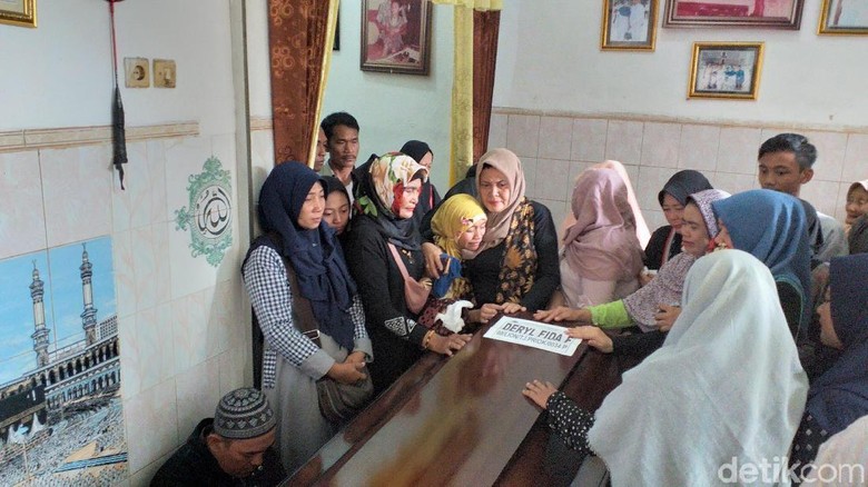 Hamil 4 Bulan, Istri Deryl Tak Kuasa Sambut Kedatangan Jenazah Suami Hamil 4 Bulan, Istri Deryl Tak Kuasa Sambut Kedatangan Jenazah Suami