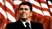 Ronald Reagan, presiden ke-40 Amerika Serikat, meninggal dunia akibat pneumonia yang jadi komplikasi dari penyakit Alzheimers yang diidapnya. Ia meninggal pada 5 Juni 2004 lalu pada usia 93 tahun. (Foto: Michael Evans/The White House/Getty Images)