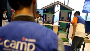 X-Camp, yang juga disebut XL sebagai rumah IoT, terletak di kantor XL Axiata Tower, Jakarta. XL juga mengklaim terus berperan aktif dalam mengembangkan industri IoT dengan adanya NB-IoT, Flex IoT, Fleetech, dan kini X-Camp.