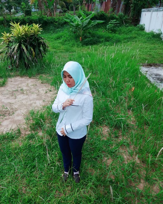 Setelah foto Intan yang berbaju pengantin sendirian di hari akadnya itu viral, banyak netizen ikut terharu dan mendoakan agar Intan tetap diberikan ketabahan dan ketegaran. Tak sedikit juga netizen yang berharap mendiang calon suaminya ditempatkan di sisi terbaik Tuhan. Foto: Instagram @intansyariii