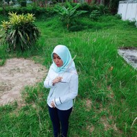 Setelah foto Intan yang berbaju pengantin sendirian di hari akadnya itu viral, banyak netizen ikut terharu dan mendoakan agar Intan tetap diberikan ketabahan dan ketegaran. Tak sedikit juga netizen yang berharap mendiang calon suaminya ditempatkan di sisi terbaik Tuhan. Foto: Instagram @intansyariii