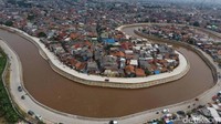 Foto udara suasana wilayah bantaran sungai Ciliwung di kawasan Bukit Duri, Jakarta, Minggu (5/1/2020). Berdasarkan catatan detikcom 2021 silam, Direktur Sungai dan Pantai Ditjen Sumber Daya Air Kementerian PUPR Bob Arthur Lombogia kala itu menjelaskan, normalisasi Sungai Ciliwung dilakukan sepanjang 33 kilometer (km) tapi yang terealiasi kala itu baru 16 km. Realisasi itu tak mengalami perubahan sejak 2018. (Dok. Kementerian PUPR)