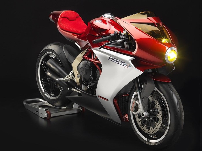 MV Agusta Superveloce 800 MV Agusta menyebut motor konsep ini sebagai Superveloce 800. Motor ini dibuat untuk membangkitkan memori orang kepada legenda 'Meccanica Verghera'.