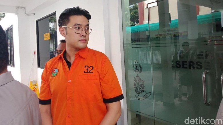Berbaju Tahanan, Richard Muljadi Diserahkan ke Kejaksaan Berbaju Tahanan, Richard Muljadi Diserahkan ke Kejaksaan