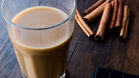 Konsepnya memang kafe kekinian, tapi kafe Tjikini yang ada di Cikini, Jakarta Pusat punya menu minuman tradisional. Salah satunya ada susu jahe, wedang jahe, hingga sekoteng. Untuk camilannya ada ketan serundeng yang ikonik. Foto: iStock/Instagram