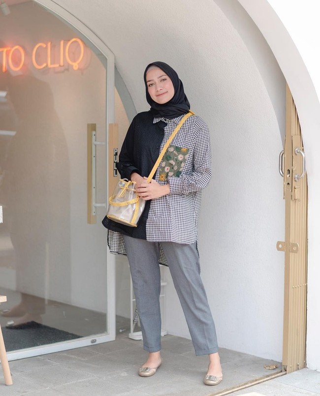 Agar liburan tetap nyaman dan praktis, pilih busana yang berbahan ringan. Khususnya jika kamu berlibur di daerah tropis. Pilih kemeja yang unik seperti Mega Iskanti ini agar tetap terlihat chic saat OOTD. Foto: Instagram/MegaIskanti