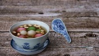Mampir ke wilayah Gajah Mada di Jakarta Barat, ada Wedang Ronde Gajah Mada. Kalau mau coba wedang ronde yang hangat dan enak. Di sini menu yang ditawarkan ada wedang tahu, wedang klopo, hingga wedang tape. Foto: iStock/Instagram