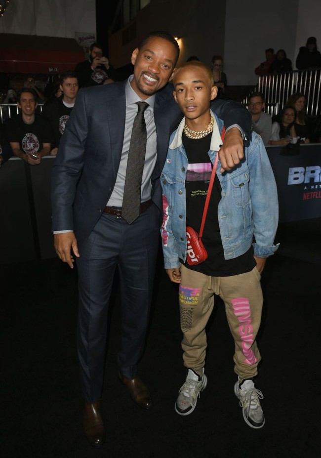 Keberanian Jaden ini tidak lepas dari didikan kedua orangtuanya, Will dan Jada Pinkett Smith. Dalam mendidik, mereka juga memotivasi anak-anaknya untuk tampil beda dan mencoba hal-hal baru. Kamu harus nyaman melakukan sesuatu yang ditentang banyak orang atau sesuatu yang mungkin membuatmu gagal. Dan Jaden 100% berani, demikian Will mengungkapkan pesannya pada Jaden. Foto: Getty Images