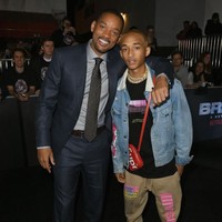 Keberanian Jaden ini tidak lepas dari didikan kedua orangtuanya, Will dan Jada Pinkett Smith. Dalam mendidik, mereka juga memotivasi anak-anaknya untuk tampil beda dan mencoba hal-hal baru. Kamu harus nyaman melakukan sesuatu yang ditentang banyak orang atau sesuatu yang mungkin membuatmu gagal. Dan Jaden 100% berani, demikian Will mengungkapkan pesannya pada Jaden. Foto: Getty Images