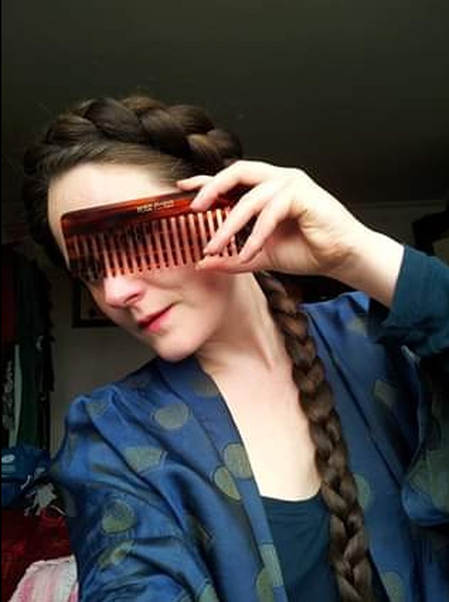 Kini Frankie pun sukses punya rambut ekstra panjang yang membuatnya terlihat seperti Rapunzel di kehidupan nyata. Di usia 32 tahun, panjang rambut Frankie mencapai enam kaki atau sekitar 1,8 meter. Foto: Facebook Floor-Length Frankie