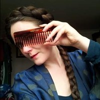 Kini Frankie pun sukses punya rambut ekstra panjang yang membuatnya terlihat seperti Rapunzel di kehidupan nyata. Di usia 32 tahun, panjang rambut Frankie mencapai enam kaki atau sekitar 1,8 meter. Foto: Facebook Floor-Length Frankie