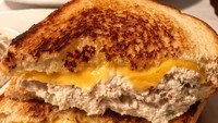 Sandwich panggang isi tuna mayo dan keju meleleh ini pasti semua suka. Apalagi rasanya gurih enak.  Foto: Instagram @chowwbabby