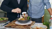 Diundang Chef Jamie Oliver menjadi tamu di acara memasaknya, Orlando terlihat begitu serius ketika belajar memasak bersama Jamie. Foto: Instagram @orlandobloom