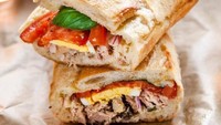 Yang ini lebih mantap, tuna mayo, irisan telur rebus dan tomat. Dijamin kenyang banget! Foto: Instagram @simplyrecipes