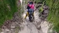  Untuk mencapai lokasi ini, ada dua jalur yang dapat ditempuh yaitu via darat dan udara.