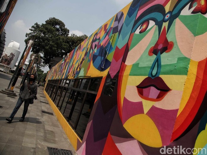 Memeriahkan Hari Pahlawan, sejumlah seniman menghiasi kawasan Taman Ismail Marzuki dengan mural tokoh pahlawan. Penasaran?