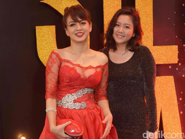 Pose Bareng Putrinya, Yeyen Lidya Dikira Kakak-Adik