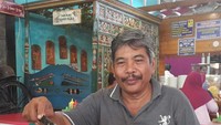 Karena ukuran baksonya super besar, makan bakso di sini tak cukup hanya pakai sendok dan garpu. Ada pisau yang disediakan untuk memotong bakso jumbo ini. Foto: Instagram baksoklenger