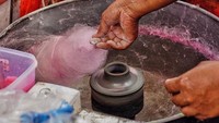 Gulali alias cotton candy juga jadi jajanan manis yang diburu banyak pembeli. Manis lembut gulali ini punya daya tarik sendiri. Foto : instagram @jogjaculinary