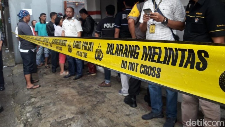 Polisi Periksa Tetangga Korban Pembunuhan Sekeluarga di Bekasi Polisi Periksa Tetangga Korban Pembunuhan Sekeluarga di Bekasi