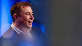 Elon Musk merupakan seorang entrepreneur yang berhasil mendirikan beberapa perusahaan, seperti Tesla, SpaceX dan PayPal. Ia berada di peringkat 40 dengan jumlah kekayaan USD 22,3 miliar (Rp 315 triliun). Foto: Kyle Grillot/Reuters