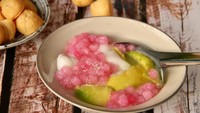 Tak lengkap ke Bandung tanpa menikmati sekoteng, buatan Sekoteng Jahe yang ada di Cibadak, Bandung. Menu andalannya sekoteng jahe, dipadukan dengan susu, dicampur kolang-kaling roti kecil, pacar cina, dan kacang. Foto: iStock/Instagram