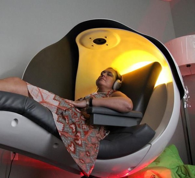 ZapposPerusahaan lain yang juga menawarkan ruang tidur adalah Zappos. Situs belanja tersebut memang ingin menyediakan lingkungan yang mendukung kesehatan dan kebahagian pekerja. Salah satunya dengan menyediakan ruang tidur dan Nap Pods serupa punya Google berikut. Foto: Zappos