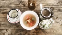 Melipir sedikit ke Pancoran Mas, di Depok. Ada Warung Wedang Mbak Moet yang menyajikan aneka wedang. Menunya ada wedang uwuh, jahe, ronde, bajigur, hingga bandrek. Terdapat juga camilan seperti sego kucing dan sate bacem. Foto: iStock/Instagram