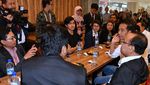 Jokowi dan Kaesang Makan Nasi Bebek Bareng WNI di Singapura