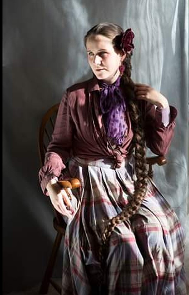 Jika Anda berpikir rambut Frakie butuh banyak perawatan, Anda salah. Ia bahkan mengaku sudah tidak pernah mencuci rambut selama hampir 20 tahun. Foto: Facebook Floor-Length Frankie