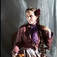 Jika Anda berpikir rambut Frakie butuh banyak perawatan, Anda salah. Ia bahkan mengaku sudah tidak pernah mencuci rambut selama hampir 20 tahun. Foto: Facebook Floor-Length Frankie