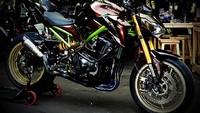 Sparepart hedon lain yang dipasang di Z900 ini adalah kaliper rem Brembo GP4RX, kabel rem Hell, master rem Brembo RCS 19, dan tabung rem Brembo. Mendukung daya peredaman yang maksimal, Micko membekali bagian belakang motornya dengan sokbreker Ohlins TTX Swedia. Foto: Dok. Micko
