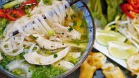 Pho dibuat menggunakan mie kenyal berbentuk pipih. Hidangan ini sudah jadi makanan harian masyarakat Vietnam. Biasanya pho dilengkapi dengan potongan daging ayam dan sayuran. Foto : instagram @rasianbran