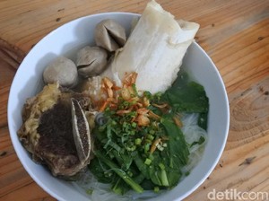 Gurihnya Bakso Rawit Tulang Sumsum dengan Potongan Daging Iga Sapi