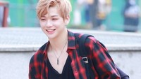 Terlihat sedang jalan santai, Kang Daniel tak lupa menenteng botol minuman di tangannya. Foto: Instagram kangdaniel_101