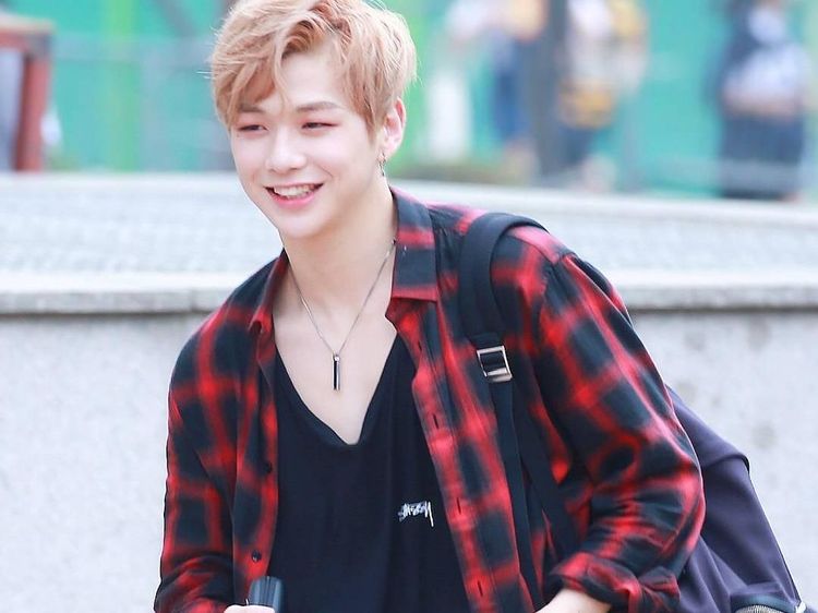 Intip Yuk Wajah Manis Kang Daniel Kalau Lagi Pose Bareng Makanan!