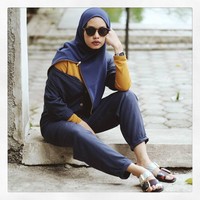 Jika ingin menghemat waktu dan tampil lebih praktis, pilih hijab instan yang berdesain unik. Gaya Prili Nur Afrida ini bisa kamu contek. Foto: Instagram/PriliNurafrida