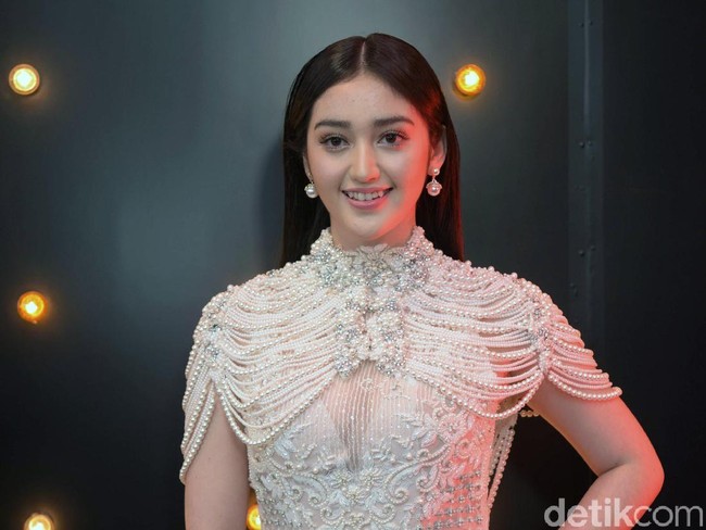 Aktris berdarah Manado-Korea, Ranty Maria, juga lebih suka berdandan natural. Ini penampilan cantik wanita yang populer lewat sinetron Menanti Keajaiban Cinta itu saat memakai lipstik pink glossy. Foto: Noel/detikFoto