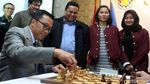 Melihat Aksi Menpora Duel Catur dengan GM Utut Adianto