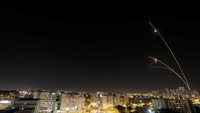 Militer Israel pun menyebut, sekitar 300 roket dan mortir diluncurkan ke wilayah Israel. Puluhan roket tersebut dapat ditangkal dan sisanya mendarat di kawasan terbuka. Amir Cohen/Reuters.