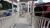 Skybridge awalnya selesai pada 15 Oktober 2018. Tapi kemudian Pembangunan Sarana Jaya selaku BUMD yang membangun skybridge kembali menunda hingga akhir November 2018.
