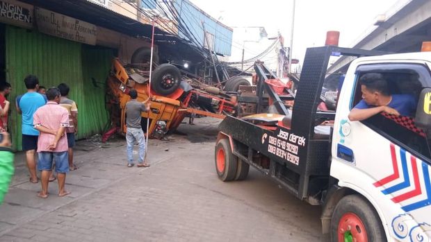 Truk Terguling di Koja Jakut, Lalin Tersendat