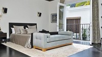 Rumah ini memiliki 4 kamar tidur, 7 kamar mandi, sebuah dapur yang luas dan ruangan bioskop mini. Istimewa/Dok. Architectural Digest.