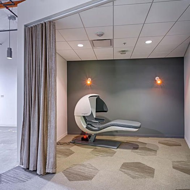 GoogleTak heran jika Google menjadi perusahaan impian banyak orang. Selain prestis, Google juga dikenal menawarkan banyak fasilitas yang bikin pekerja lain iri. Selain gym dan makanan gratis, perusahaan mesin pencari itu juga menyediakan nap room atau ruang tidur. Bukan hanya kamar, disediakan pula Nap Pods yang futuristik. Alat yang mengeluarkan cahaya dan suara untuk mendukung tidur lelap itu juga dikatakan dapat melancarkan peredaran darah. Foto: Google