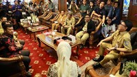 Ketika ibu saya sakit, mohon maaf saya kalau bicara ibu (menghela napas)... ketika ibu saya sakit kemudian meninggal, ini meninggalkan penyesalan, imbuh Anna. 